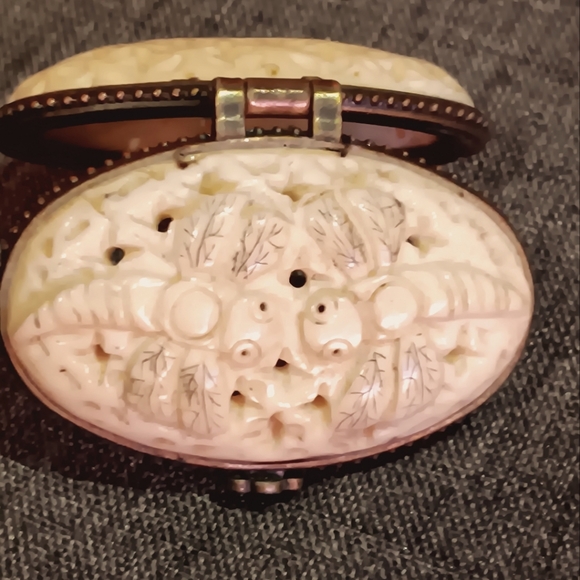 Vintage ivory hand carved box - Picture 1 of 3